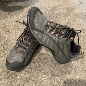 Merrells size 7 hiking shoes. Gently used.